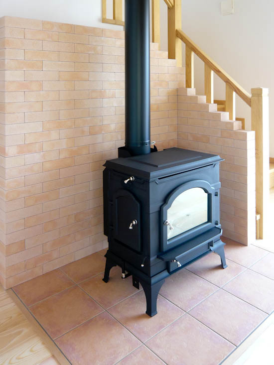 薪ストーブの防火壁（断熱壁）に珪藻土タイル | 能登の七輪の里 珪藻土